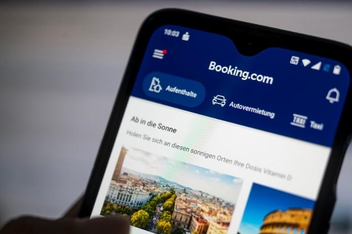 Smartphone displaying the interface of the Booking.com application