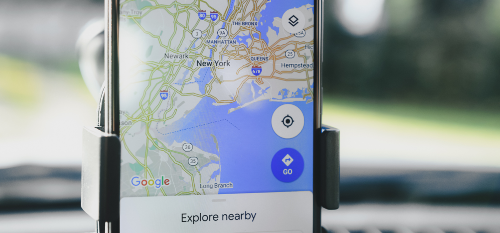 Gambar iphone menampilkan peta google & profil bisnis google
